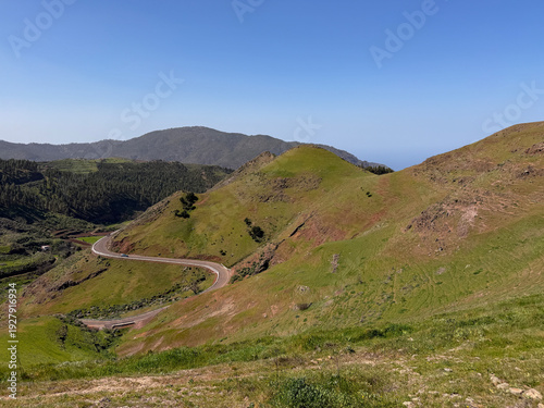 Ruta de senderismo entre colinas verdes del Monte Pavón en Canarias