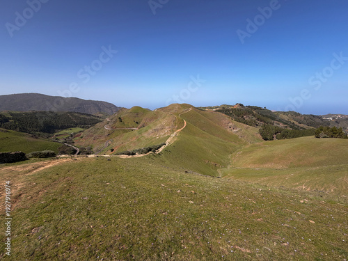Ruta de senderismo entre colinas verdes del Monte Pavón en Canarias