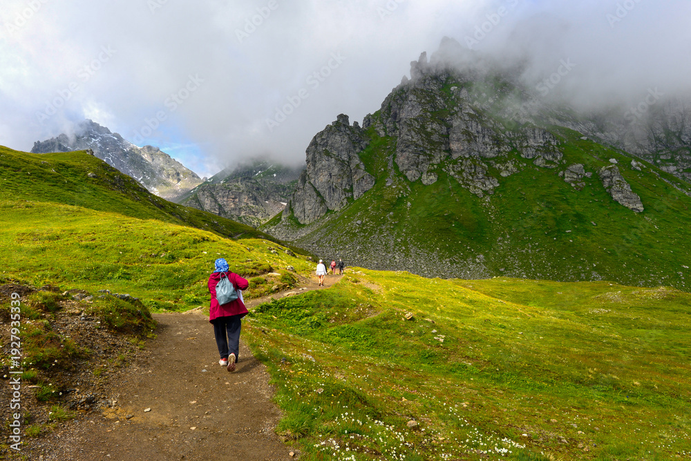 Fototapeta premium Wanderweg von der Pizolhütte zum Wildsee (5-Seen-Wanderroute) im Pizolmassiv, Kanton St. Gallen, Schweiz