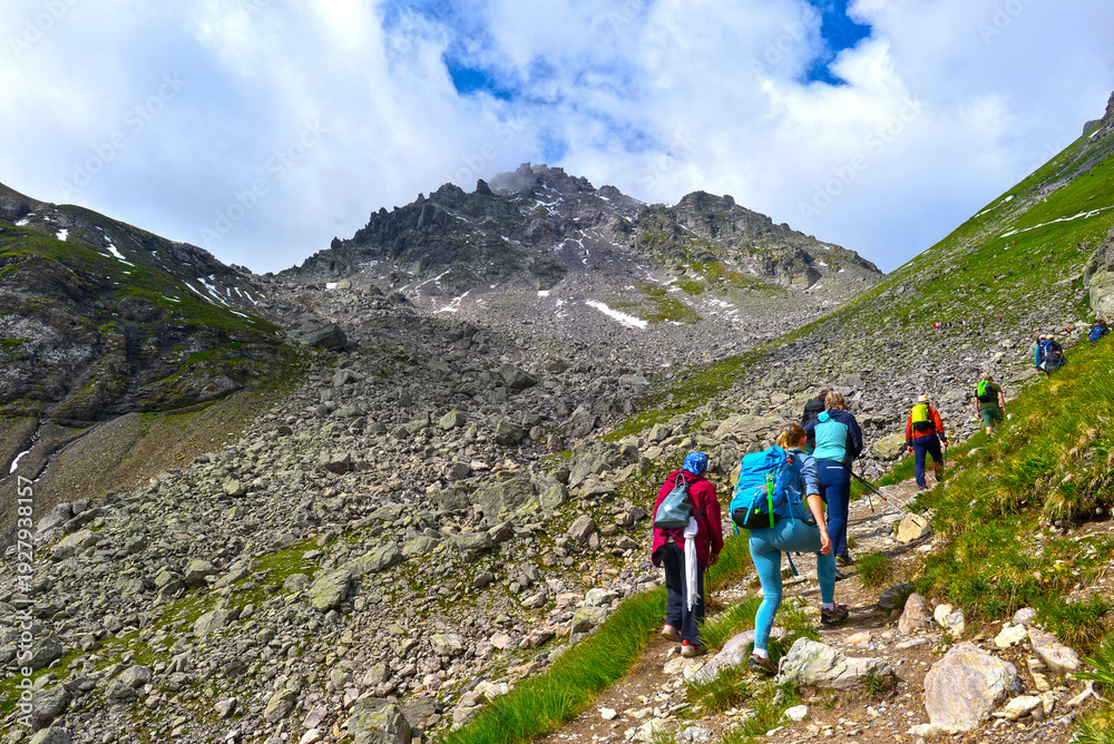 Fototapeta premium Wanderweg von der Pizolhütte zum Wildsee (5-Seen-Wanderroute) im Pizolmassiv, Kanton St. Gallen, Schweiz