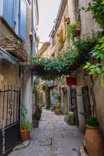 Dans les rues du village médiéval de Mougins sur la Côte d'Azur en France