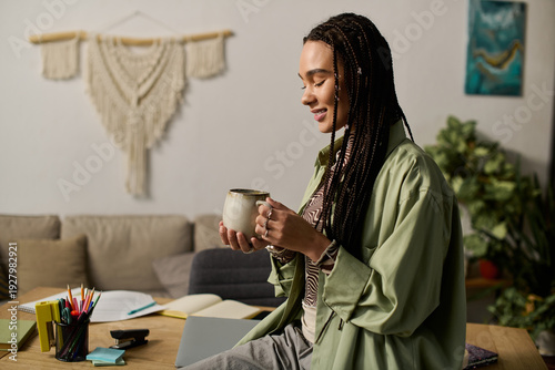 Foto Young woman enjoying a cozy moment in her stylish apartment while holding a warm