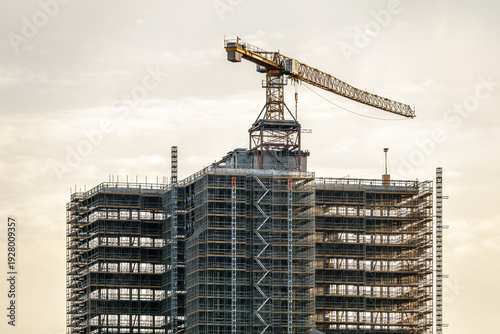 Gebäude im Bau mit Kran und Gerüst