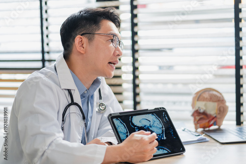 Φωτογραφία Doctor explaining brain skull MRI scan on tablet to patient during consultation at clinic highlighting neurology diagnosis medical discussion healthcare technology imaging concept professional care