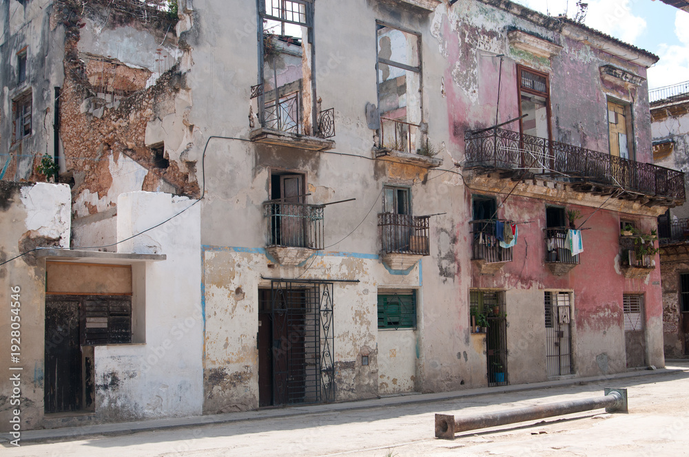 Naklejka premium Old house of Havana (stiil inhabited)