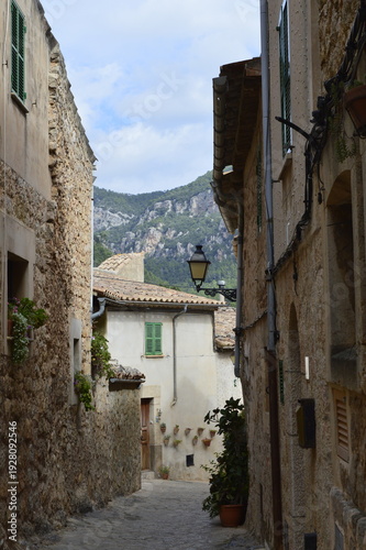 Wallpaper Mural Ruas da Vila de Valldemossa em Mallorca na Espanha Torontodigital.ca
