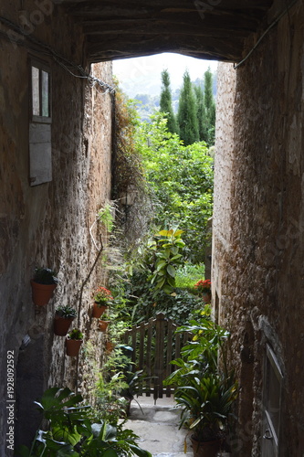 Wallpaper Mural Vista entre paredes históricas da Vila de Valldemossa em Mallorca na Espanha Torontodigital.ca