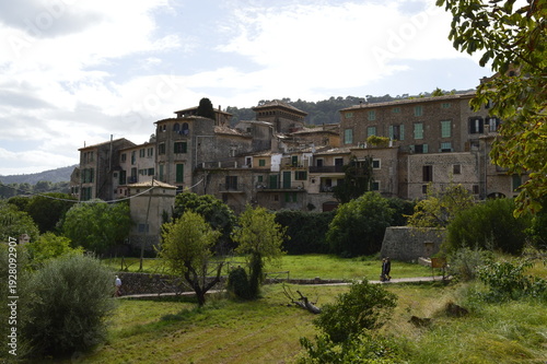 Wallpaper Mural Vila de Valldemossa em Mallorca na Espanha Torontodigital.ca