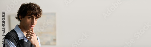 Foto Curly-haired young man in stylish apartment contemplating life with elegance