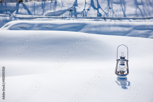 雪の平原とオイルランタン