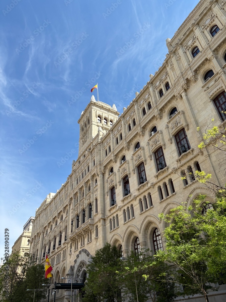 Fototapeta premium The magnificent Palacio de Cibeles, Madrid's City Hall, showcases stunning Beaux-Arts architecture with its ornate white stone facade and decorative towers
