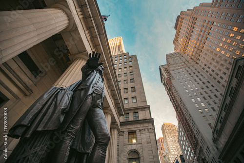 Canvas Print George Washington Statue at Federal Hall on Wall Street with Sky Copy Space in N