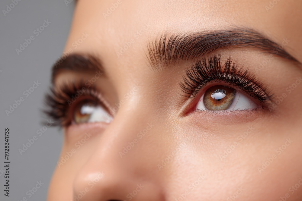 Naklejka premium Close-up of young caucasian female with natural eyebrows and long eyelashes