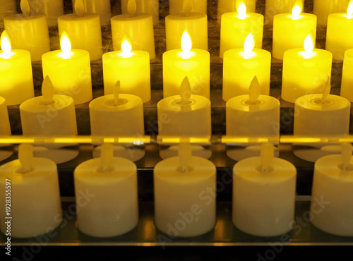 Velas eléctricas encendidas en una iglesia