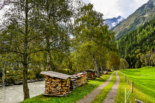 Längenfeld, Ötztaler Ache, Fluss, Uferweg, Ötztal, Wanderweg, Tal, Tirol, Berge, Wald, Holz, Landwirtschaft, Sölden, Herbst, Spätsommer, Österreich