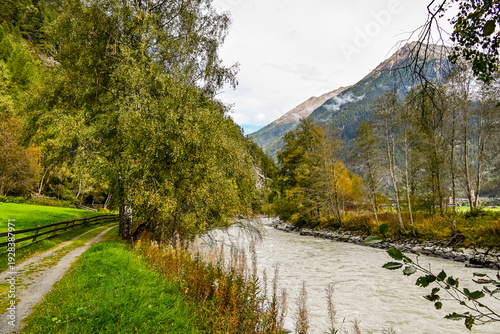 Längenfeld, Ötztaler Ache, Fluss, Uferweg, Ötztal, Wanderweg, Tal, Tirol, Berge, Wald, Landwirtschaft, Sölden, Herbst, Spätsommer, Österreich