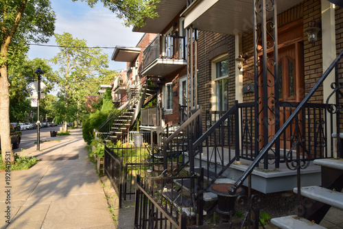 Escaliers extérieurs d'immeubles d'habitation dans la Rue le Caron dans le quartier Côte Saint-Paul