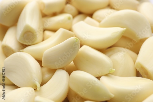Canvas-taulu Fresh peeled garlic cloves as background, closeup