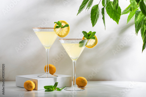 Foto Bright and refreshing cocktail with two glasses of limoncello spritz, garnished