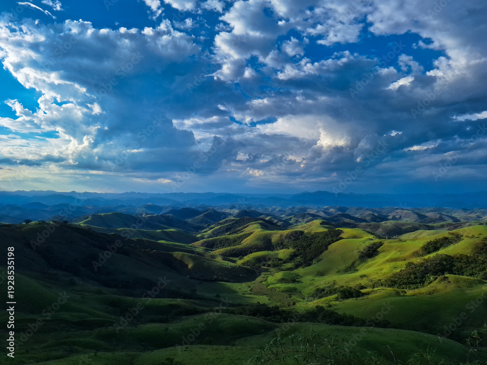Fototapeta premium Scenic Green Hills Under Dramatic Sky