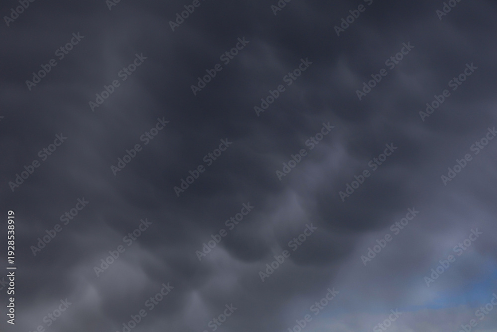 Fototapeta premium Ciel gris menaçant de mamatus