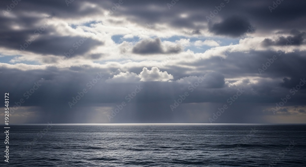 Obraz premium Dramatic Ocean Landscape with Cloudy Sky.