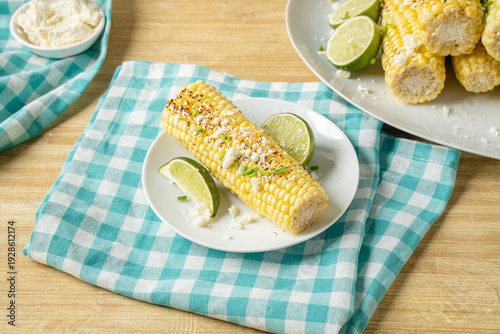 Φωτογραφία Grilled elote corn on the cob with cheese and lime