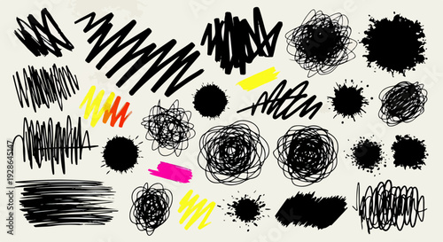 Coleção de rabiscos, traços e manchas de tinta preta e colorida em estilo grunge, ideal para designs artísticos e fundos abstratos.