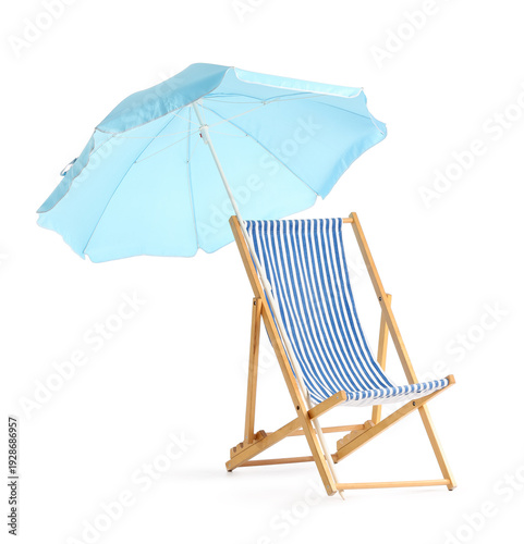 Schilderij op canvas Striped deck chair with blue beach umbrella isolated on white background