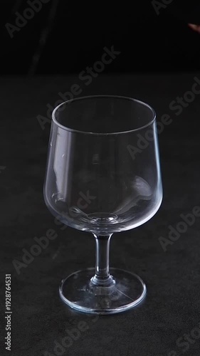 ビール - よく冷えたビールをグラスに注ぐ
