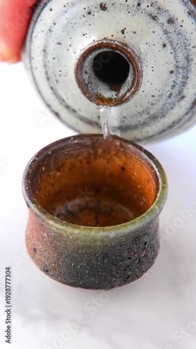 日本酒を注ぐ - 徳利からお猪口に日本酒を注ぐビデオ（縦長）
