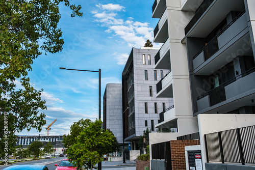 Foto Residents and visitors experience suburban street life and community spaces in O