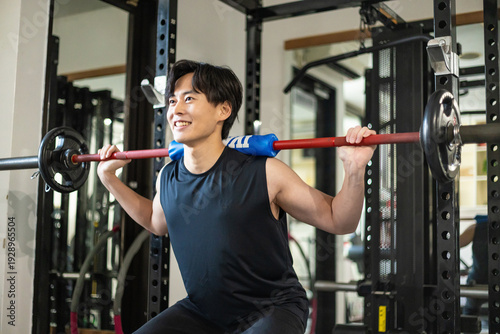 バーベルを担ぐ男性