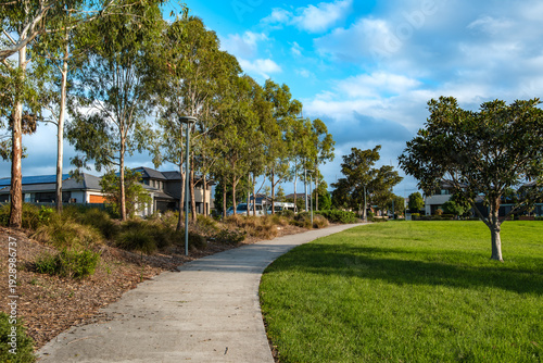 Foto Residents and visitors experience suburban street life and community spaces in O