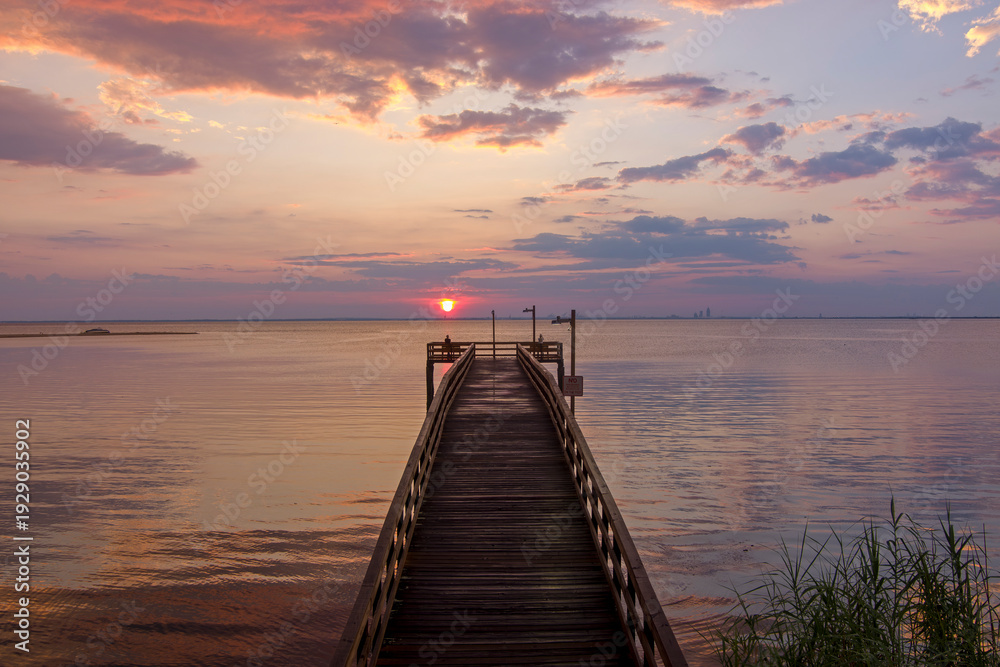 Obraz premium Pier on Mobile Bay at sunset