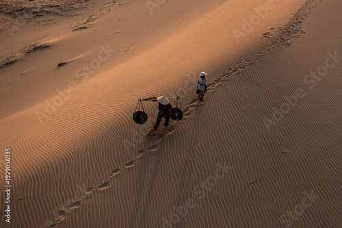 Fotografía Life of Cham Women and Children on Nam Cuong Sand Dunes at Sunset, Ninh Thuan, V