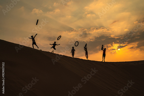 Quadro su tela Life of Cham Women and Children on Nam Cuong Sand Dunes at Sunset, Ninh Thuan, V