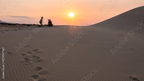 Fotografía Life of Cham Women and Children on Nam Cuong Sand Dunes at Sunset, Ninh Thuan, V