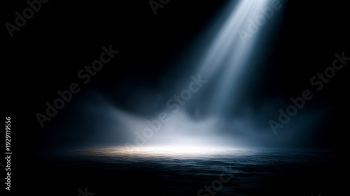 スポットライトが暗闇を貫く光の演出