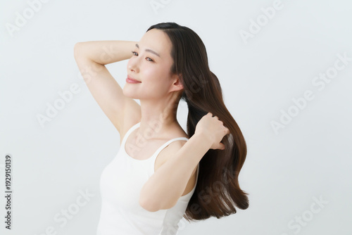 Canvas Print ロングヘアの髪の毛に手を触れる若い日本人女性　ビューティ