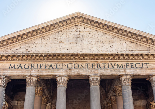 Foto Pantheon building in Rome, Italy; translation: M(arcus) Agrippa, son (F) of Luc