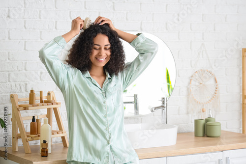 Beautiful young happy Afric...