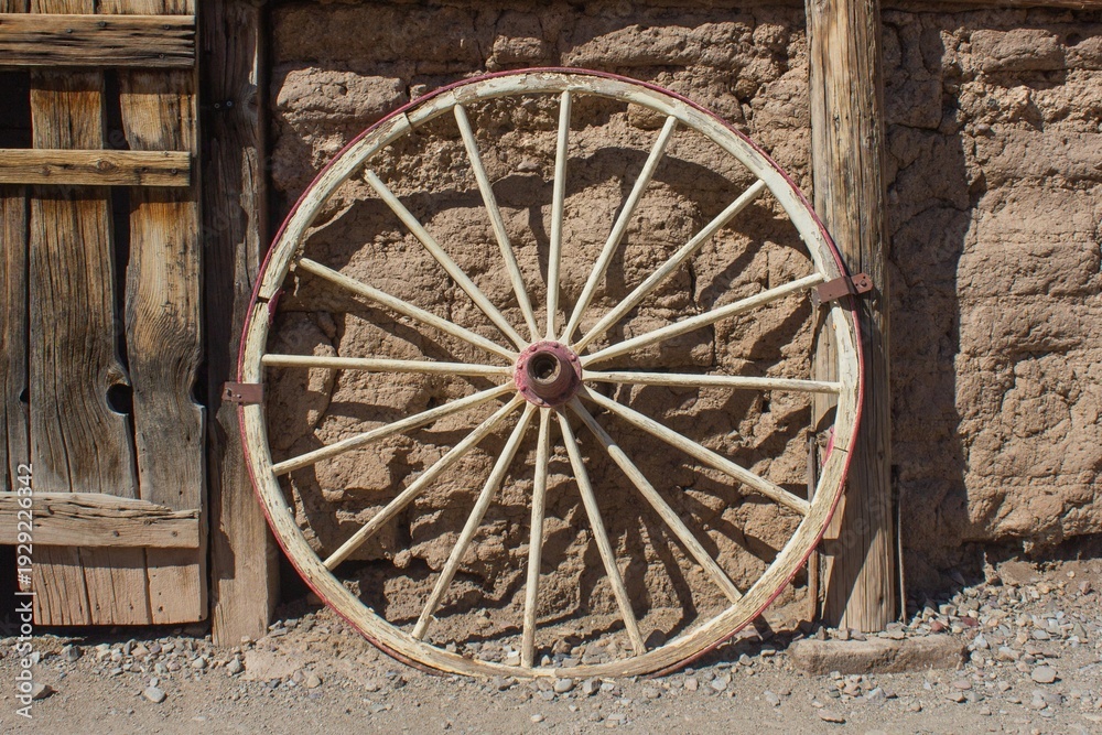 Obraz premium old wagon wheel