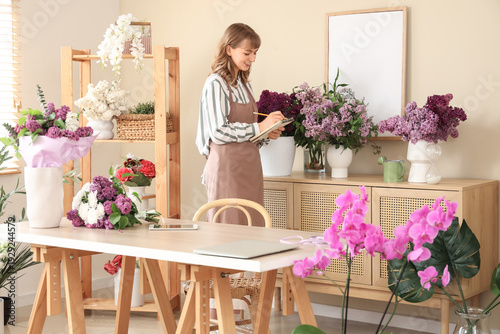 Female florist with noteboo...