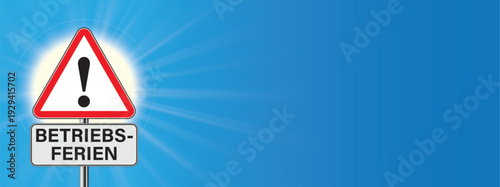 Betriebsferien Warnschild vor blauem Himmel mit Sonnenstrahlen