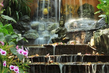 Wandcirkels Toilet Boeddha bij waterval in tropische jungle  © Martin1080
