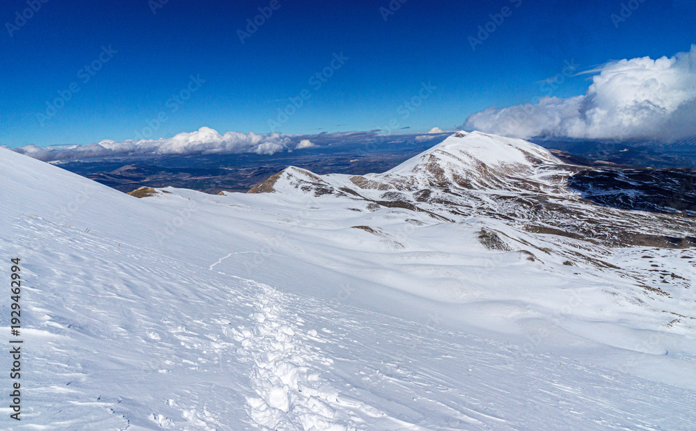 Obraz premium The scenic views of Eren Dağı (2744 m) and the climbers on a snowy day near Antalya, Turkey.