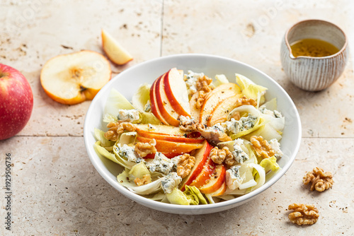 Photos salade fraiche pommes, endives, fromage bleu, noix et vinaigrette
