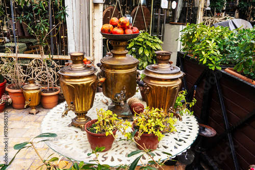 Foto traditional antique metal samovar