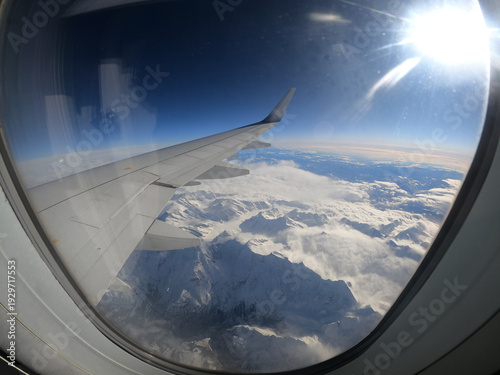 MONTES PIRINEOS VISTOS DESDE LA VENTANA DE UN AVIÓN